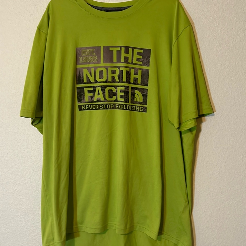 North Face performance T size Laege